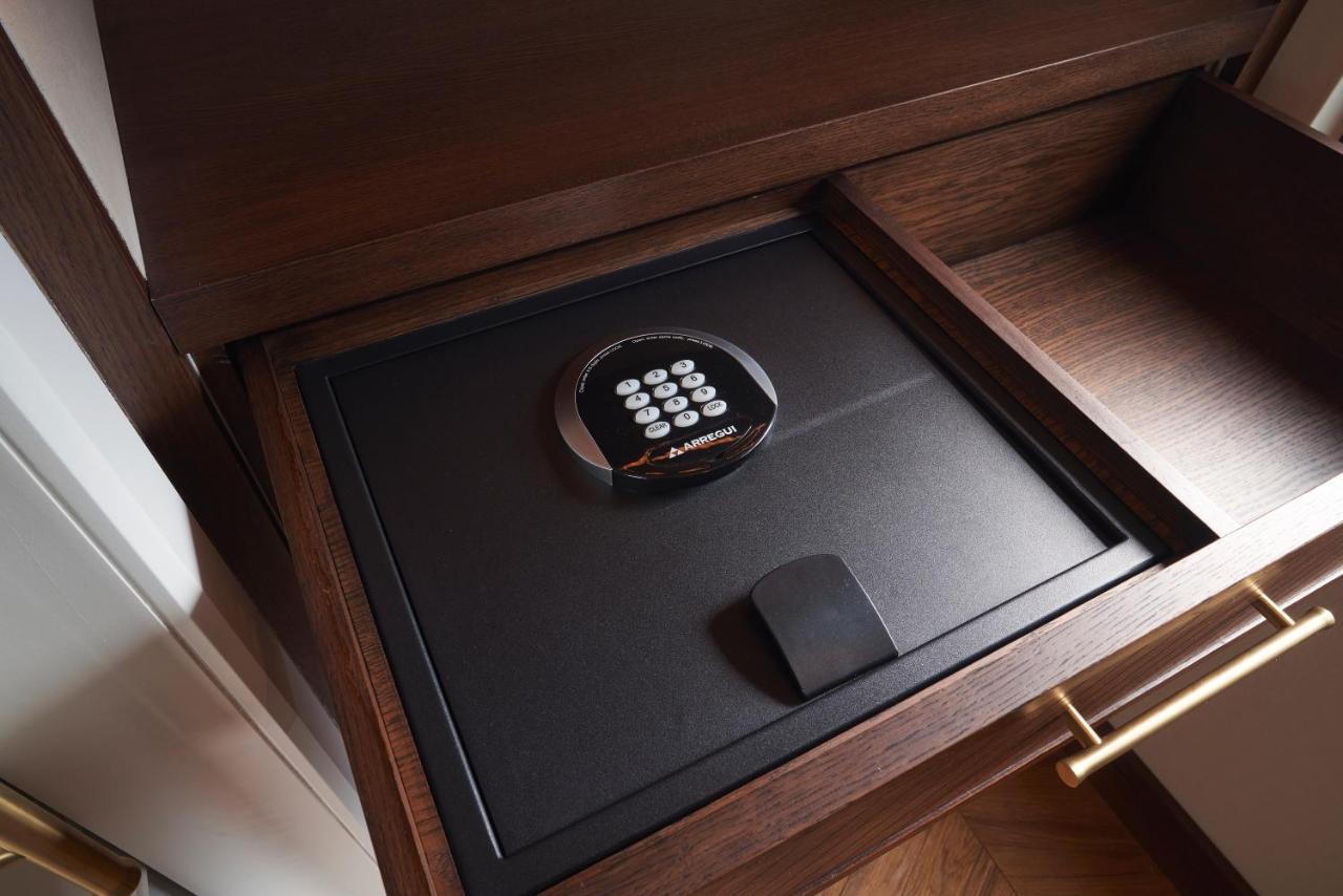 Bless Hotel Madrid - The Leading Hotels Of The World Dış mekan fotoğraf A safe in a hotel room