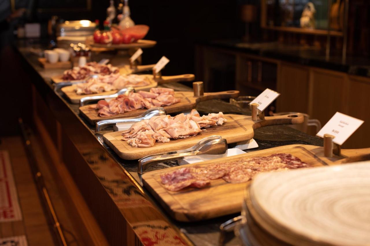 Bless Hotel Madrid - The Leading Hotels Of The World Dış mekan fotoğraf A buffet at a restaurant