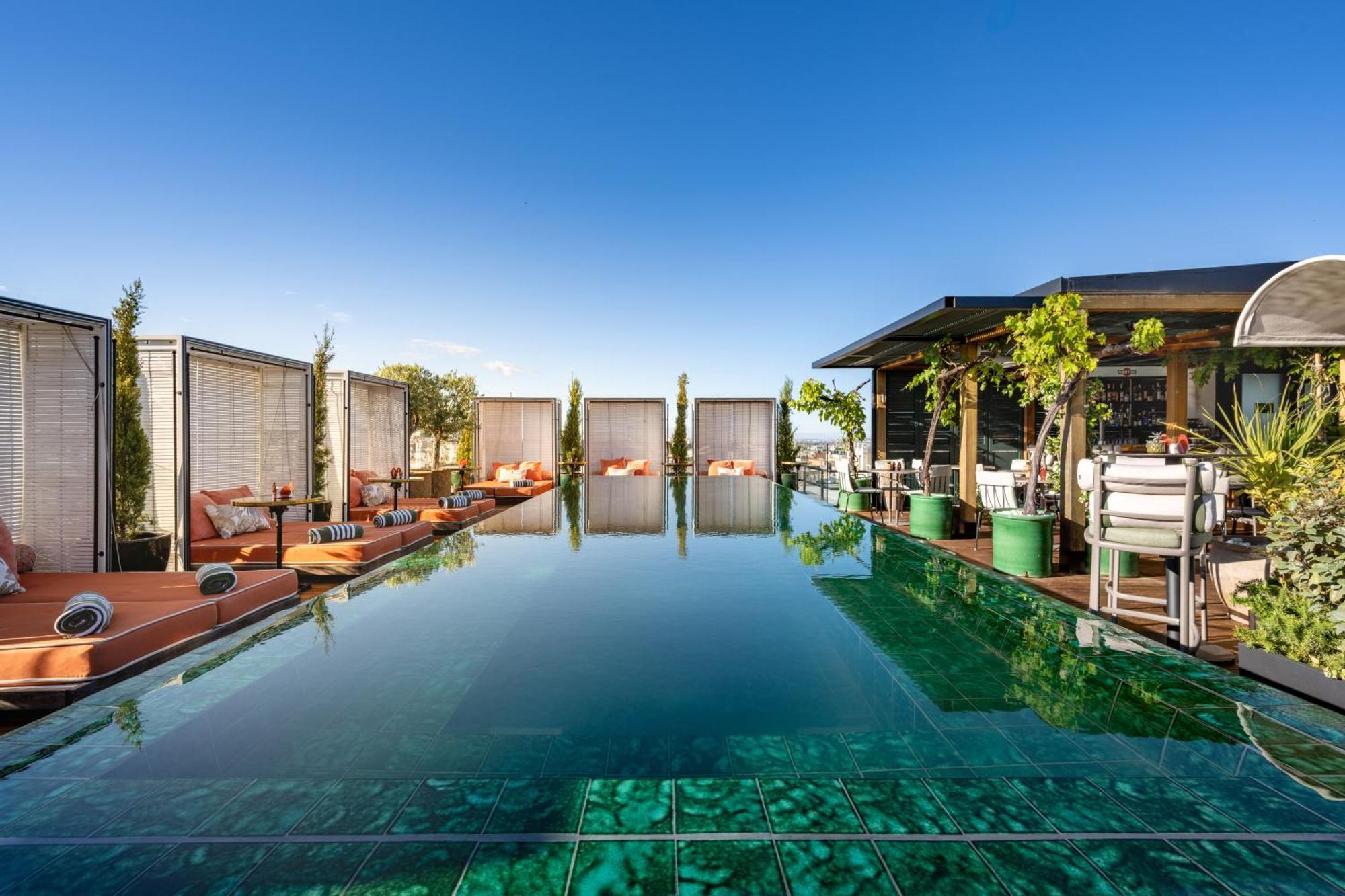 Bless Hotel Madrid - The Leading Hotels Of The World Dış mekan fotoğraf The rooftop pool at the hotel